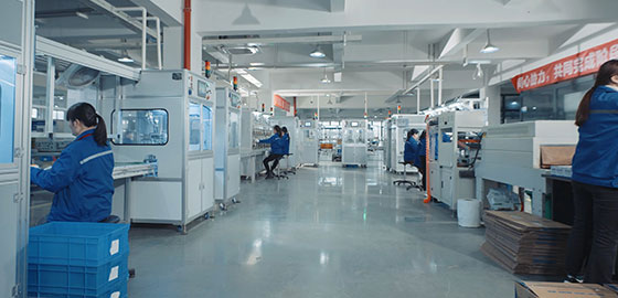 Automatic assembly line for circuit breakers